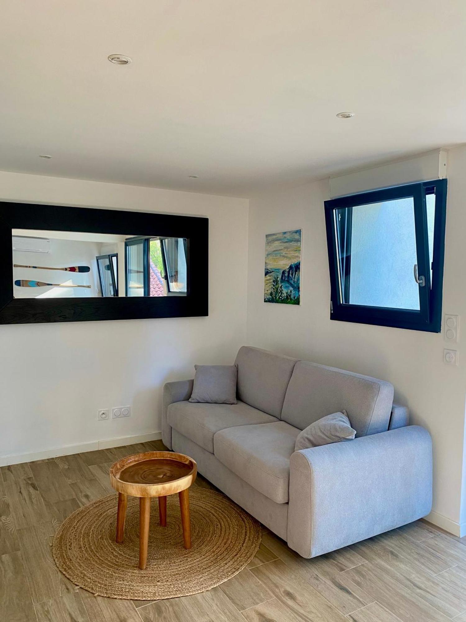 Appartement Au Calme, Calanque Des Figuieres 앙수에-라-레돈느 외부 사진